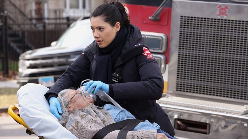 Chicago Fire Staffel 12 Folge 7 Eine alte Frau muss beatmet werden: Hanako Greensmith als Violet Mikami – Bild: SRF/​2023 NBC Universal