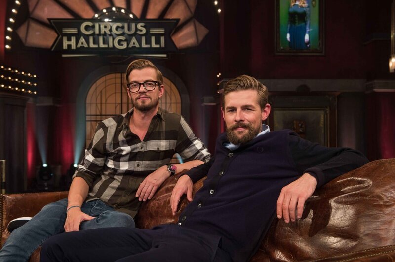 Auf ein Neues: Klaas Heufer-Umlauf (r.) und Joko Winterscheidt (l.) präsentieren auch 2015 ihre gepflegte Unterhaltungssendung „Circus Halligalli“ … – Bild: ProSieben