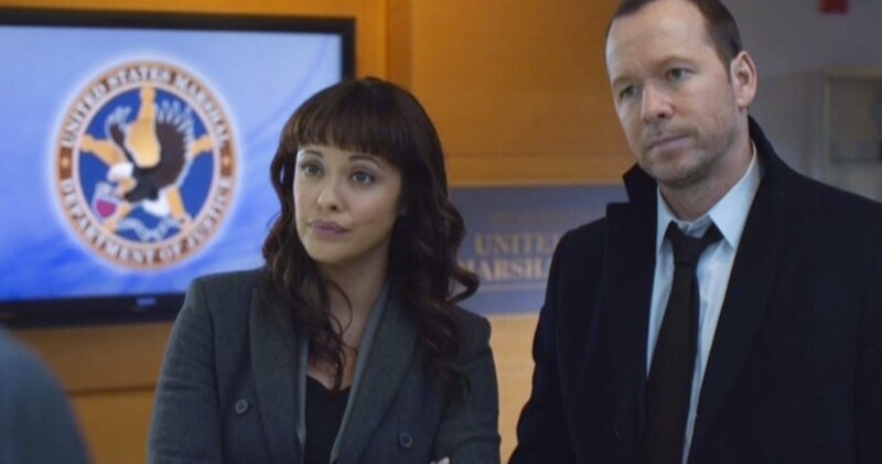 Als die Bundespolizei beschließt, einen Informanten doch nicht ins Zeugenschutzprogramm aufzunehmen, ist dieser in ernsthafter Gefahr. Danny (Donnie Wahlberg, r.) und Baez (Marisa Ramirez, l.) beschließen, ihn auf eigene Faust zu schützen … – Bild: 2014 CBS Broadcasting Inc. All Rights Reserved. Lizenzbild frei
