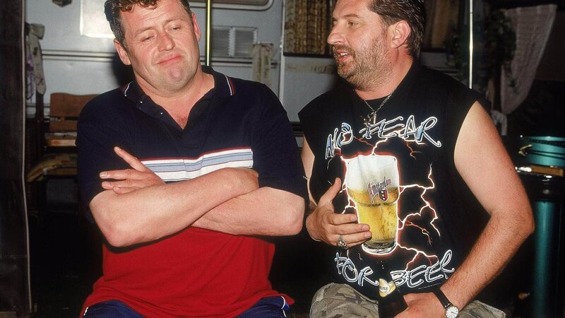 Zwischen Manni (Andreas Windhuis, r.) und Marga herrscht dicke Luft. Wenn Manni nur wüsste, wieso eigentlich. Benno (Willi Thomczyk) erkennt das Problem sofort: Egal was man tut, man kann es den Frauen nie recht machen! – Bild: TVNOW