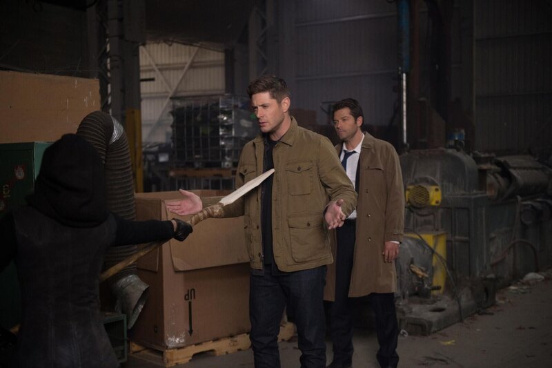 L-R: Dark Kaia (Yadira Guevara-Prip), Dean Winchester (Jensen Ackles) and Castiel (Misha Collins) – Bild: Warner Brothers