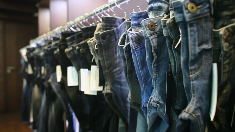 Klassenlos, für jedes Alter und für überall. Die Bluejeans ist ein Phänomen der Moderne. – Bild: SRF/​ZDF