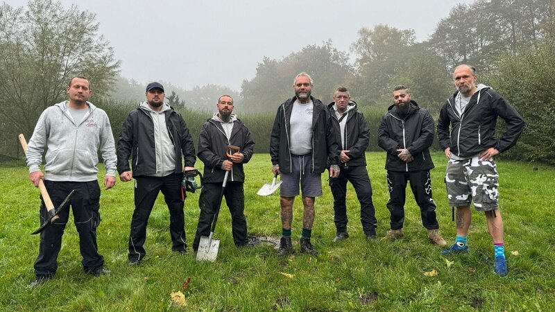 Ralf Seeger (M.) und die Harten Hunde – Bild: RTL /​ Docma TV /​ Volles Haus im Tierheim