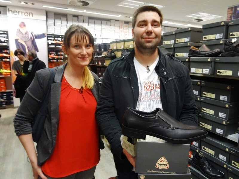 Tageskandidatin Teresa und ihr Ehemann Dirk auf Shoppingtour in Dresden. – Bild: VOX /​ Constantin Ent.