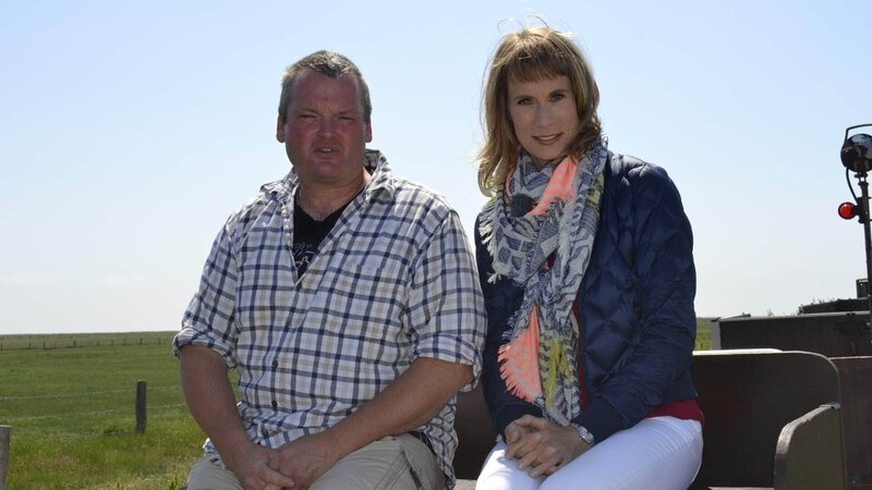 Sandra Eckardt (l.) trifft auf ihrer Suche nach Andrea’s Schwester Nicole auf Herrn Ingwersen vom Ponyhof Langenhorn. – Bild: TVNOW
