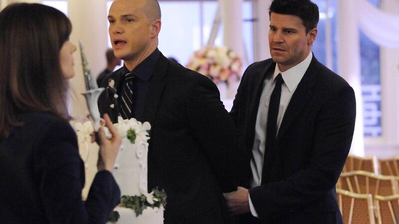 Brennan (Emily Deschanel, L) and Booth (David Boreanaz, R) suspect the victim’s assistant (Peter Paige, C), when they investigate the death of a wedding planner. – Bild: TVNOW /​ FOX