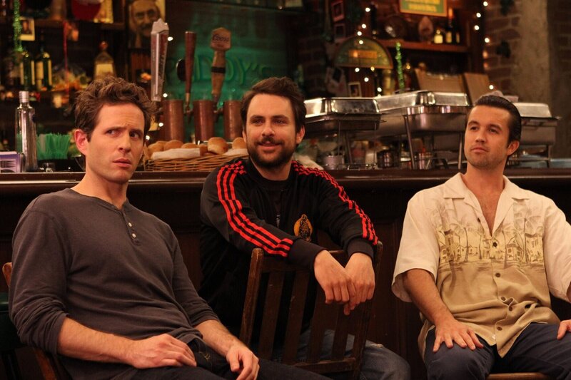 (v.l.n.r.) Dennis Reynolds (Glenn Howerton); Charlie Kelly (Charlie Day); Mac (Rob McElhenney) – Bild: Bluebush Productions, LLC.