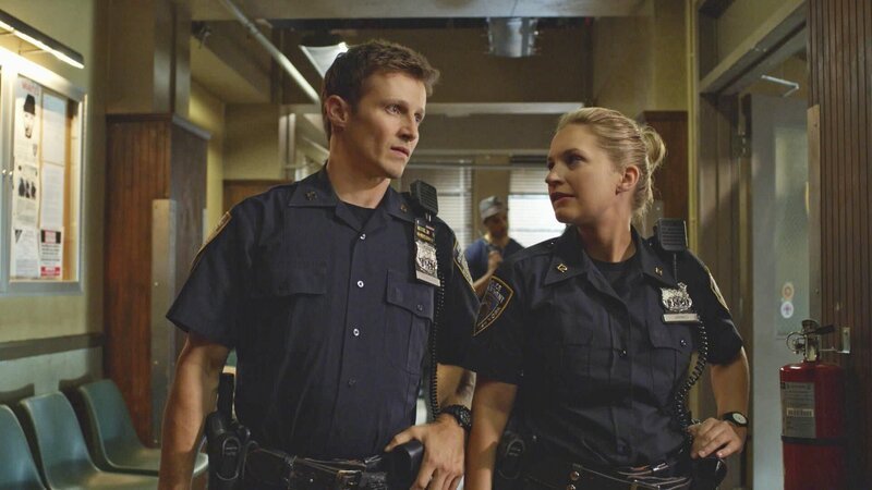 Die Aussage einer Polizistin über ihren Partner beeinflusst auch Eddie (Vanessa Ray, r.) und Jamie (Will Estes, l.). Unterdessen trifft Erin ihren Liebhaber plötzlich in der Berufswelt wieder … – Bild: CBS Broadcasting Inc.