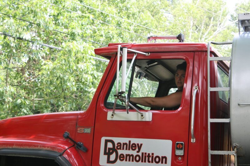 Die Jungs von „Danley Demolition“ hoffen auf fette Beute. Doch nur, wenn die gefundenen Sport-Sammlerstücke tatsächlich etwas wert sind, lohnt sich der Deal für Brian und Lee … – Bild: The National Geographic Channel.