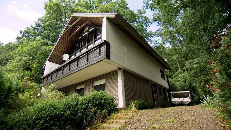 Eric hat ein Schnäppchenhaus für 65.000 Euro gekauft. Im Erdgeschoss soll eine Ferienwohnung entstehen, in das Obergeschoss soll Tochter Valeska mit ihrem Freund Nils einziehen. 35.000 Euro Budget stehen für den Umbau zur Verfügung. – Bild: RTLZWEI