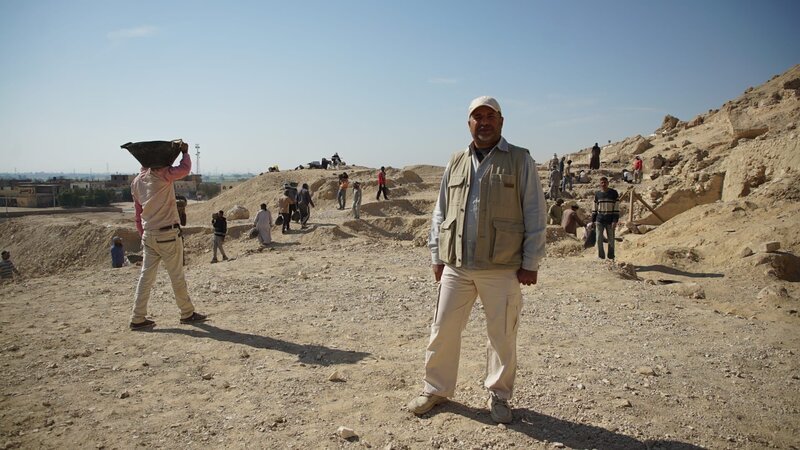 Luxor, Ägypten – Archäologin Bahaa Gabor in der Nekropole von Dra Abu El Naga, Luxor. – Bild: The National Geographic Channel