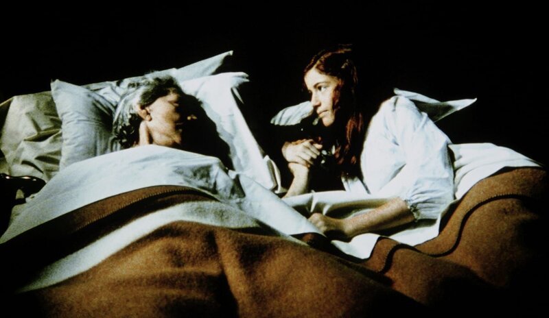 Weil sie sich alleine fürchtet, ist Elizabeth (Kami Cotler, r.) zu ihrer Großmutter (Ellen Corby, l.) ins Bett gekrochen, denn der Platz an Esters Seite ist leer: Sam ist tot. – Bild: WARNER BROS. INTERNATIONAL TELEVISION