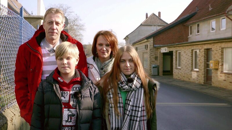 Ramon hat große Pläne: Er will ein altes Haus zu einem gemütlichen Heim für seine Familie umbauen. Fleißig geht er ans Werk, doch sein Körper macht nicht mit. Der 51-Jährige erleidet mehrere Bandscheibenvorfälle und erkrankt an einem Lungenleiden, das es ihm nicht mehr ermöglicht schwere körperliche Arbeiten auszuführen. – Bild: RTL II