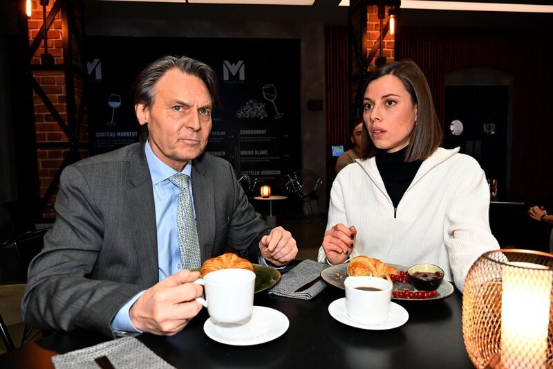 Gerner (Wolfgang Bahro) erfährt von Matilda (Anna-Katharina Fecher) von Julians Leidenschaft. – Bild: RTL /​ Rolf Baumgartner