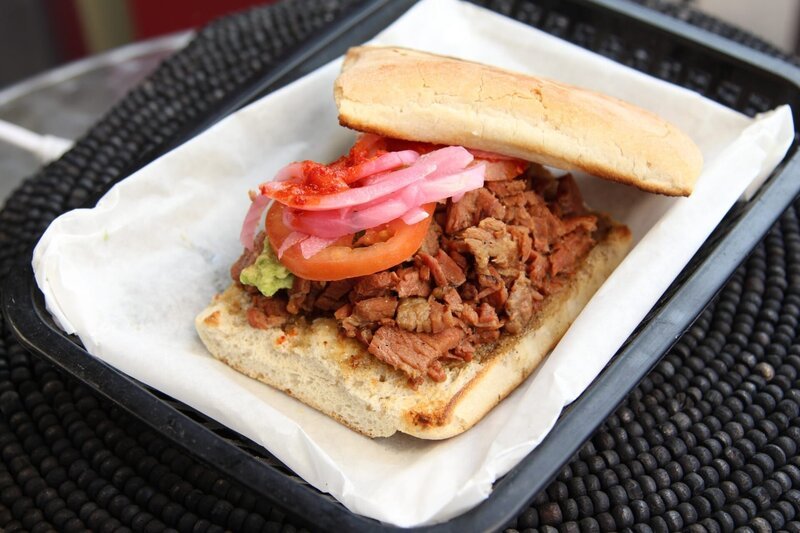 Die „Torta Carne Asada“ ist das einzige Gericht bei „Tortas Wash Mobile“. – Bild: ORF/​Warner/​The Travel Channel