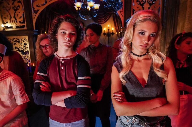 Georgie (Montana Jordan, l.); Veronica Duncan (Isabel May, r.) – Bild: WBEI /​ Robert Voets