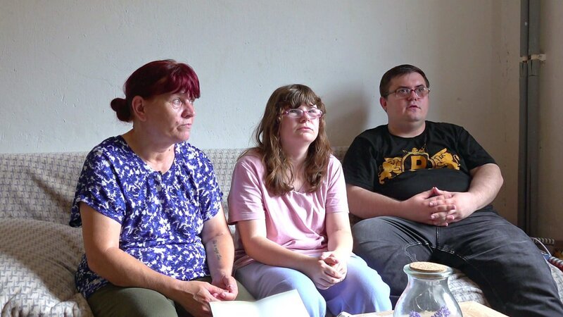 Petra, Selina und Pascal leben beengt in einer Zweizimmerwohnung. – Bild: RTLZWEI – Recht zum Abdruck/​Darstellung zeitlich/​sachlich beschränkt auf die Bewerbung der Sendung