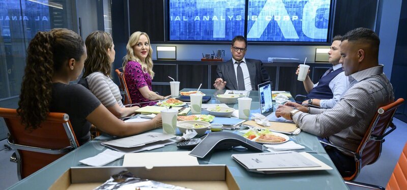 (v.l.n.r.) Danny James (Jaime Lee Kirchner); Taylor Rentzel (MacKenzie Meehan); Marissa Morgan (Geneva Carr); Dr. Jason Bull (Michael Weatherly); Benny Colón (Freddy Rodriguez); Chunk Palmer (Christopher Jackson) – Bild: 2019 CBS Broadcasting, Inc. All Rights Reserved /​ David Giesbrecht Lizenzbild frei