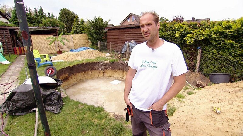 Heimwerkerfreund Heiko nimmt das Mammutprojekt ‚Pool‘ in Angriff. – Bild: RTL Zwei