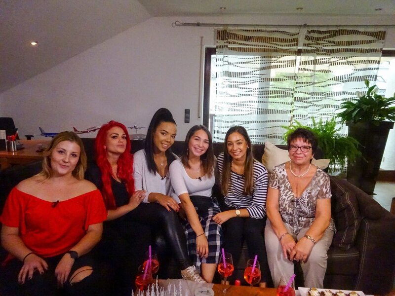 V.l.: Davina, Christina, Olivia, Jeana, Kandidatin Girgina mit ihrer Oma Maria – Bild: MG RTL D /​ Constantin Ent.