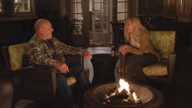 Art (Dean Norris, l.); Lois (Rachel Bay Jones, r.) – Bild: Warner Bros. Entertainment Inc.