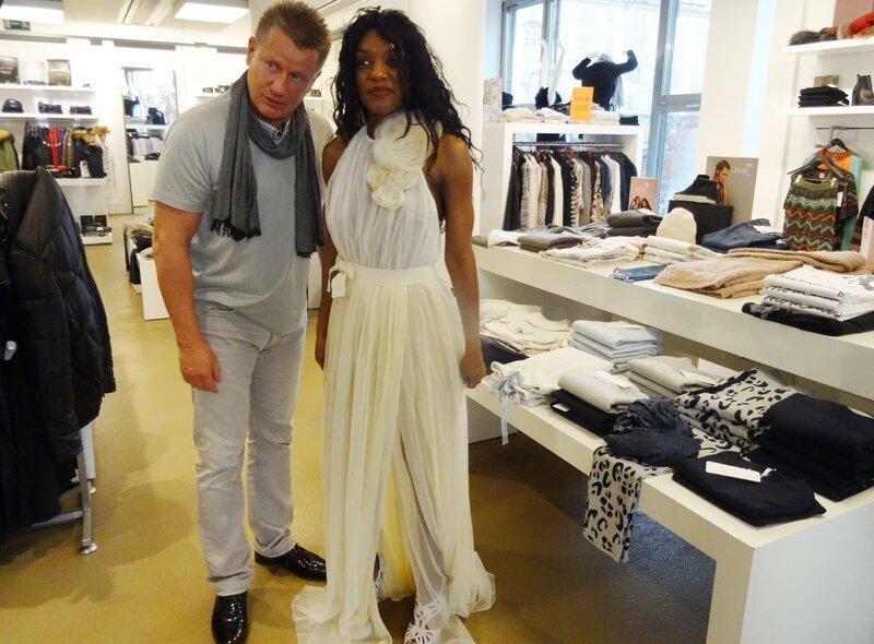 Tageskandidatin Mabel und ihr Partner Gero auf Shoppingtour in Dresden. – Bild: VOX /​ Constantin Ent.
