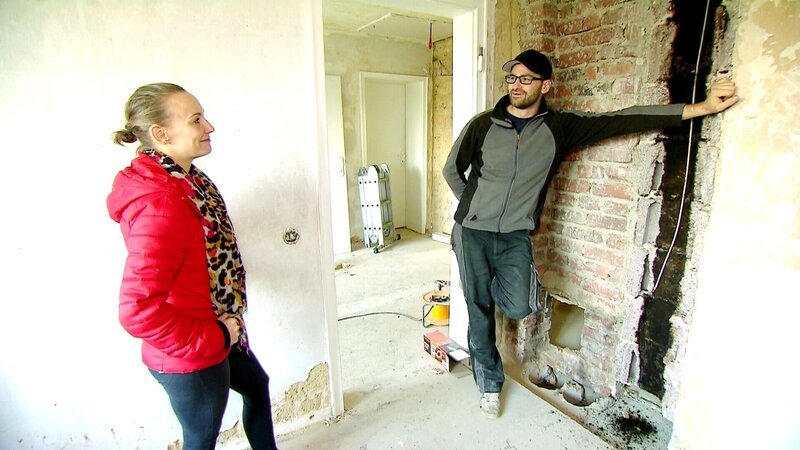 Zusammen mit seiner Frau Marie will der Hobby- Bienenzüchter und YouTuber Marvin aus dem in die Jahre gekommenen Einfamilienhaus seiner Oma ein Liebesnest zaubern. Doch das Traumhaus ist in die Jahre gekommen und braucht eine Kernsanierung. – Bild: RTL Zwei