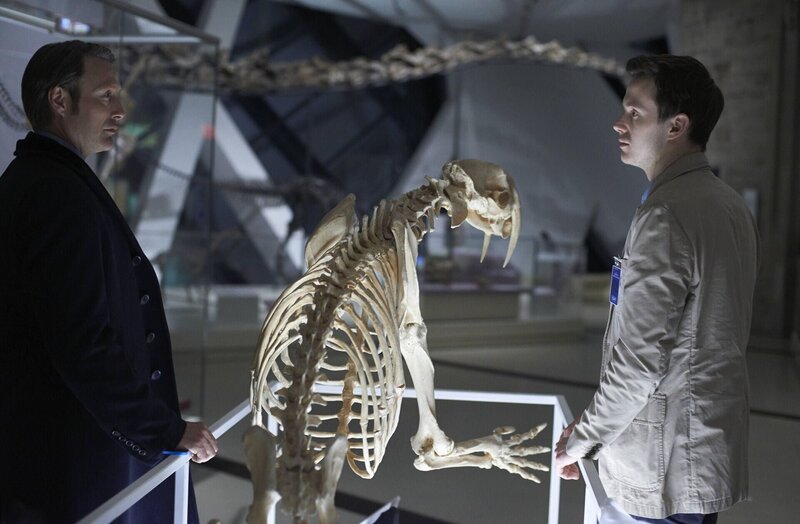 Wie gut kennen sich Randall Tier (Mark O’Brien, r.) und Hannibal (Mads Mikkelsen, l.) wirklich? – Bild: NBCUniversal Media, LLC /​ Brooke Palmer