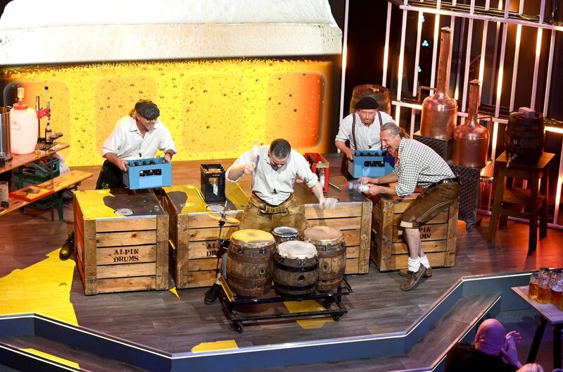 Bierselige Festzeltgaudi ohne Musik? Undenkbar! Die „Alpin Drums“ bringen mit ihrer Performance auf Getränkekästen und Flaschen das Publikum in Feierlaune. – Bild: SWR/​André Kowalski