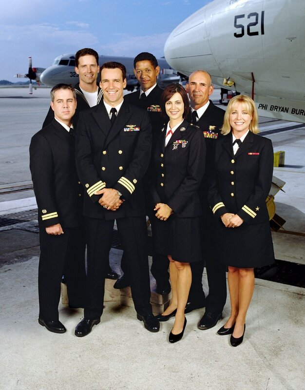 V.l.: Bud Roberts, Jr. (Patrick Labyorteaux), Jason Tiner (Chuck Carrington), Harmon Rabb, Jr. (David James Elliott), Sturgis Turner (Scott Lawrence) Sarah MacKenzie (Catherine Bell), A.J. Chegwidden (John M. Jackson), Lt. Harriet Sims (Karri Turner) – Bild: RTL /​ 2018 CBS Studios Inc.