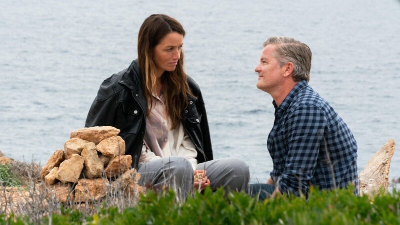 Jenny (Kaja Schmidt-Tychsen) und Ingo (André Dietz) genießen einen nahen Moment. – Bild: RTL /​ Jil Versteeg