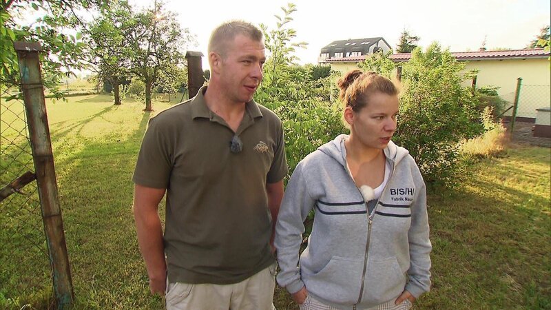 Nadine begegnet Manuel und verliebt sich bis über beide Ohren in ihn. Die beiden glauben so fest an ihre Liebe, dass sie schon nach einem Monat beschließen, ein eigenes Haus zu kaufen. v.l.: Manuel, Nadine – Bild: RTL II