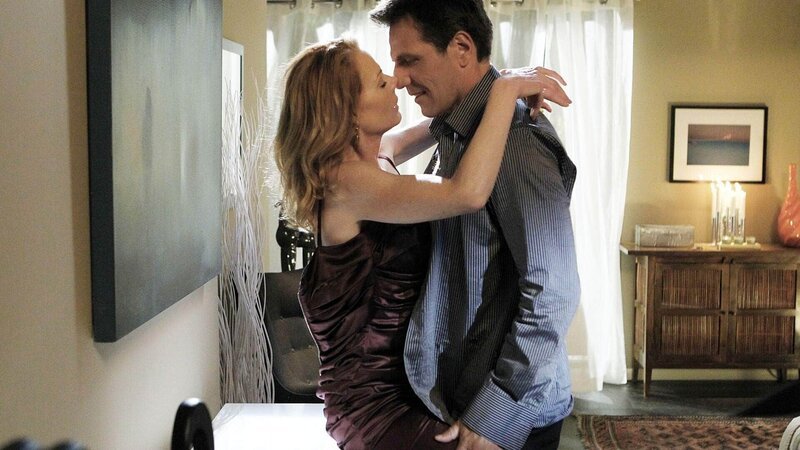 Detective Vartann (Alex Carter) und Catherine (Marg Helgenberger) kommen sich gerade näher, als Catherine zu einem Mordfall gerufen wird. – Bild: MG RTL D /​ CBS