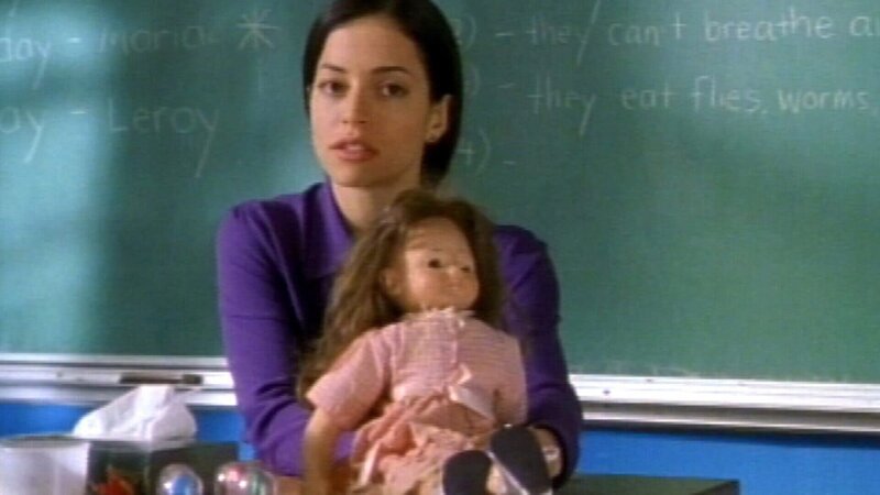 Susan (Emmanuelle Vougier) hat die Puppe, die einmal ihrer Freundin gehörte und ihre Schülerin Asley jetzt haben will, mit in die Schule gebracht. Aber woher wußte das Mädchen von der Puppe? – Bild: RTL II