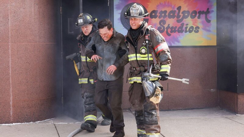 Ein einziger Mann wird aus dem brennenden Studio geborgen: Randy Flagler als Capp (l.), Taylor Kinney als Kelly Severide (r.) – Bild: SRF