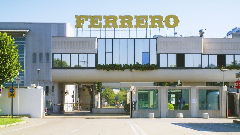 Produktentwickler Sebastian Lege deckt auf, wie Ferrero die Verbraucher manipuliert. Er erklärt die geheimen Rezepturen, lüftet die Tricks im Marketing und geht dem Geheimnis der Piemont-Kirsche in Mon Chéri auf den Grund. – Bild: ZDF