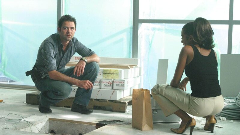 Tim Speedle (Rory Cochrane) und Alexx Woods (Khandi Alexander) suchen am Tatort, einer Apartmentanlage, die sich noch im Bau befindet, nach der Mordwaffe und Spuren, die zum Täter führen … – Bild: TVNOW /​ CBS