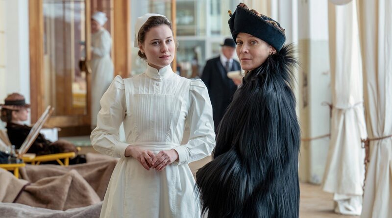 Johanna Gabathuler (Dominique Devenport) und Gräfin Ilse Von Hausner (Jeanette Hain) – Bild: SRF/​ARD Degeto/​Amalia Film/​Contrast Film/​Letterbox Filmproduktion/​Pascal Mora