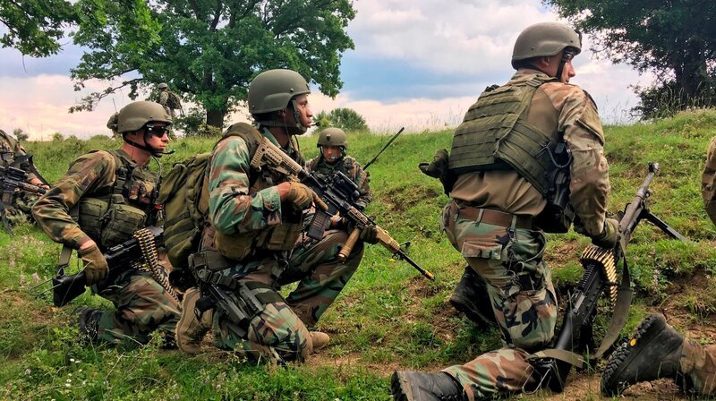Im NATO-Mitgliedsland Rumänien finden in diesem Jahr nahezu fortwährend militärische Übungen statt – in Größenordnungen, die die Menschen vor Ort noch nie erlebt haben. – Bild: PHOENIX/​ARD-Studio Wien