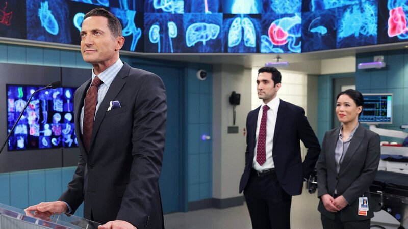 Chicago Med Staffel 8 Folge 21 Er informiert die Presse über den Börsengang: Sasha Roiz als Jack Dayton, Dominic Rains als Dr. Crockett Marcel, T.V. Carpio als Dr. Grace Song – Bild: SRF/​NBC Universal