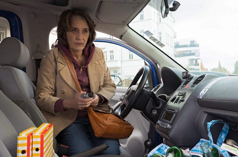 Harleen Kumar (Meral Perin) findet im Auto ihres Freundes eine Flasche Schnaps. Der ehemalige Alkoholiker hat ihr versichert, dass er trocken geblieben ist. Nun findet Harleen, den Beweis, dass er gelogen hat. – Bild: MDR/​Saxonia Media/​Rudolf Wernicke