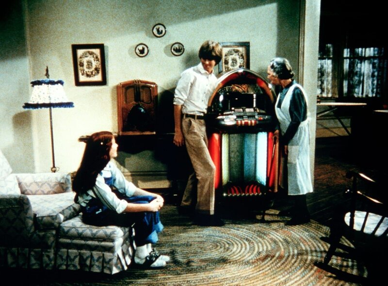 Jim Bob (David W. Harper, M.) hat eine alte Musikbox repariert. Elizabeth (Kami Cotler, l.) und Großmutter (Ellen Corby, r.) sind die ersten, denen er sein Werk vorführt. – Bild: WARNER BROS. INTERNATIONAL TELEVISION