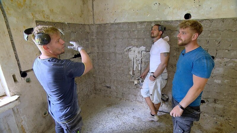 Besprechung in der Küche, Eduard Wittenberg, Mike Schopp und Thomas Wittenberg – Bild: RTL /​ Neue Küche selbstgemacht