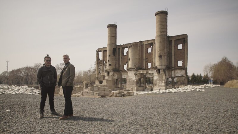Sam Willis and Robert Joe stand at the ruins of Unit 731. To protect the secret of what went on there, much of the compound was destroyed by their own troops at the end of WWII.  (photo credit: FIC Singapore/​Lau Hon Meng) – Bild: FIC Singapore