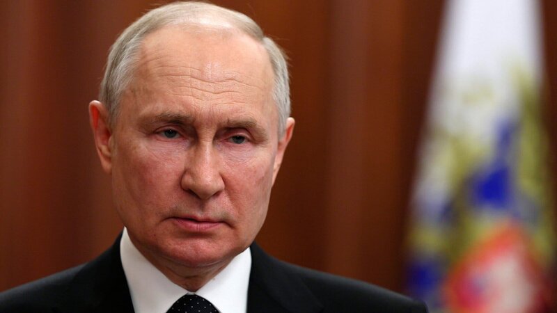 Wladimir Putin, Präsident von Russland, während einer Ansprache an die Nation. Putin hat nach dem bewaffneten Aufstand des Chefs der Söldnerarmee Wagner, Prigoschin, zur «Neutralisierung» der Drahtzieher aufgerufen. – Bild: Gavriil Grigorov