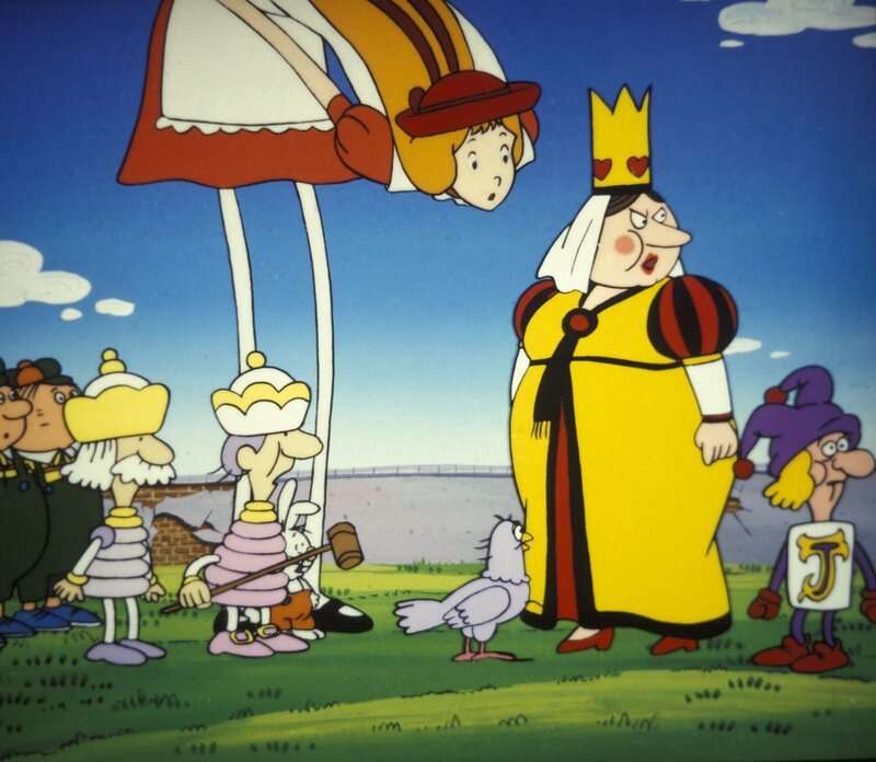 Die Herzkönigin ist voller Neid auf Alice. So schlank wäre sie auch gern. Alice ist allerdings wenig begeistert über ihr momentanes Aussehen. Es bereitet ihr nichts als Schwierigkeiten. – Bild: ORF/​Apollo Filmverleih
