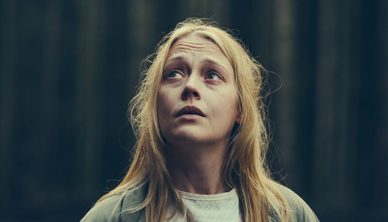 Mari Davis, die den Brand schwer verletzt überlebt, hat ihren Sohn verloren. – Bild: ARD Degeto/​Fiction Factory & all3media