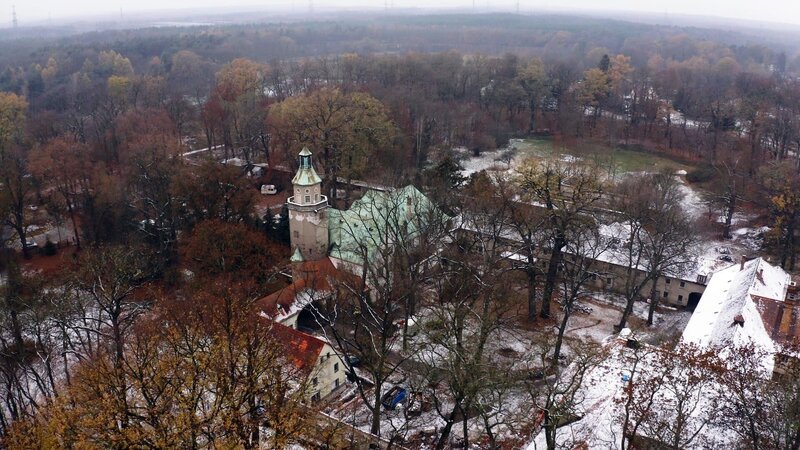 Anhänger des „Königreich Deutschland“ haben sich im Schloss Bärwalde in der Lausitz niedergelassen. Die sogenannten Reichsbürger wollen ein „Gemeinwohldorf“ errichten, was in der Umgebung jedoch auf Unmut stößt. – Bild: ZDF und Chris Caliman