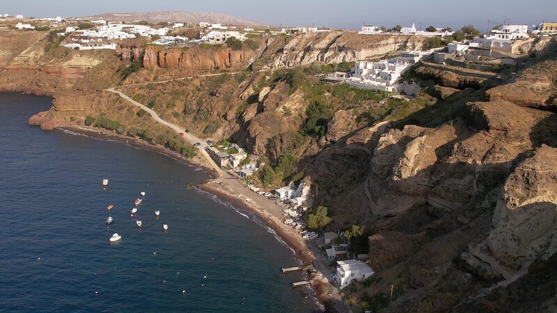Der schwarze Strand an der Innenseite des Vulkankraters ist nur schmal. – Bild: 3sat