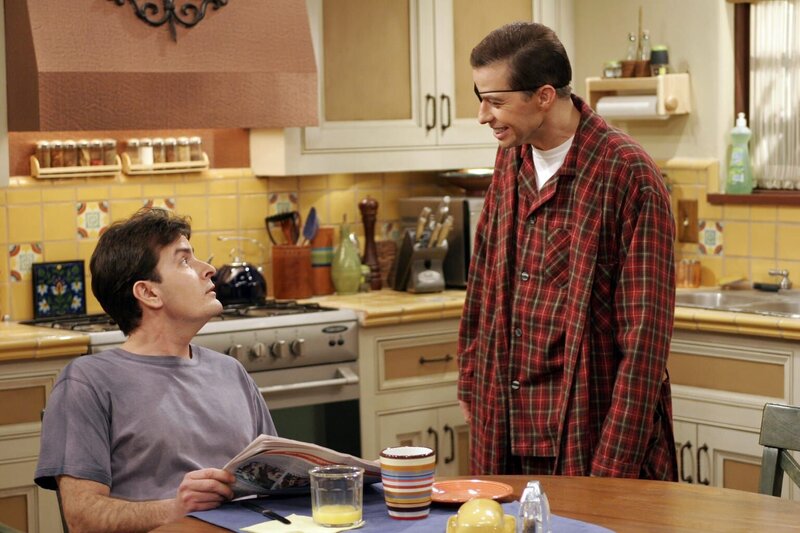 Voller Freude erzählt Alan (Jon Cryer, r.) seinem Bruder Charlie (Charlie Sheen, l.) von seinem bevorstehenden Date mit Sherri … – Bild: Warner Brothers Entertainment Inc.